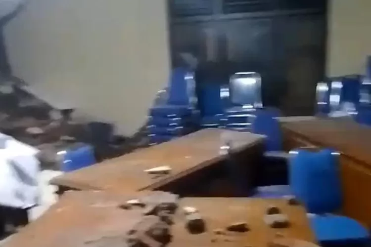 Aula Balai Desa mereka rusak dan jebol akibat longsor yang menerjang pada Minggu 4 Februari 2024 malam. . (Istimewa)