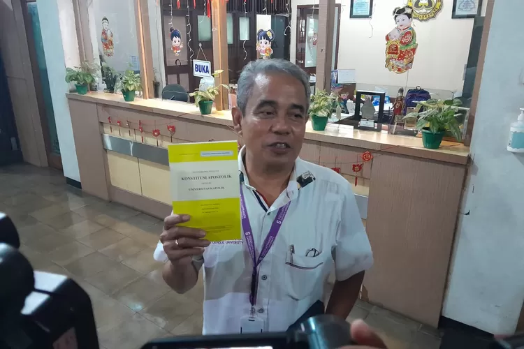 Rektor SCU Semarang Ferdinandus Hindarto saat memberikan keterangan menganai kabar dirinya diminta untuk memberikan testimoni terhadap Presiden jelang Pemilu 2024.  (Ayosemarang.com/ Audrian Firhannusa)