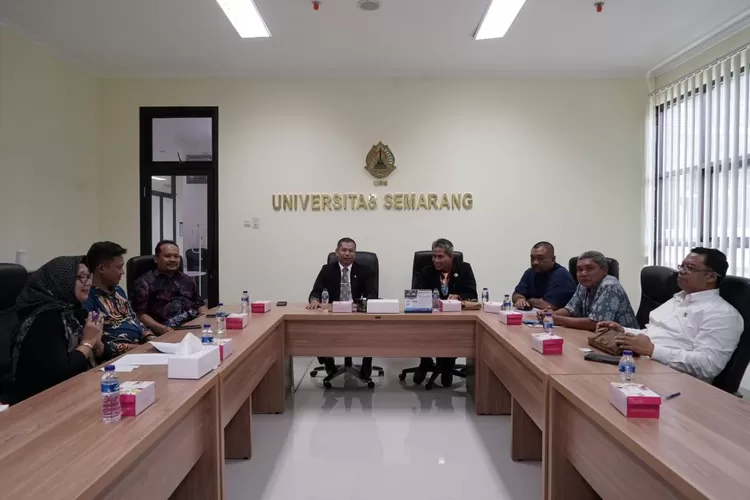  USM menjalin kerjasama dengan PT Spora Cahaya Indonesia dan SMK Negeri 7 Semarang. Penandatanganan kesepakatan dilakukan di Ruang Sidang Rektor, Gedung Menara USM. (dok USM.)