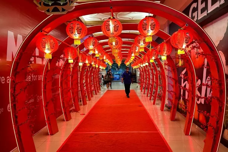 Menyambut Imlek, dekorasi warna merah dan emas mulai mendominasi Mal Ciputra Semarang, sejak beberapa hari terakhir.  (arri widiarto)