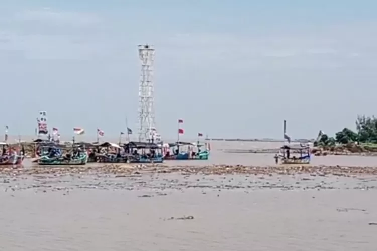 Kondisi muara di TPI Tawang Sungai Kutho Tawang Rowosari yang penuh dengan lumpur akibat banjir belum lama ini.  (edi prayitno/kontributor Kendal)