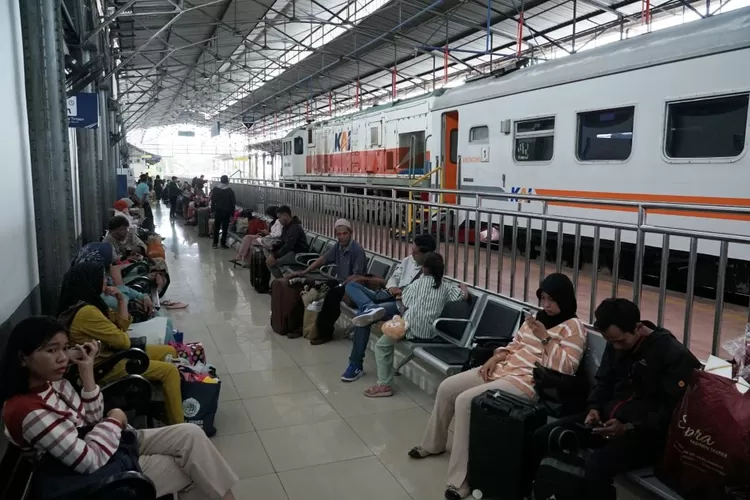 Penumpang di Stasiun Tawang Semarang, Rabu 7 Februari 2024.   (dok PT KAI Daop IV Semarang.)