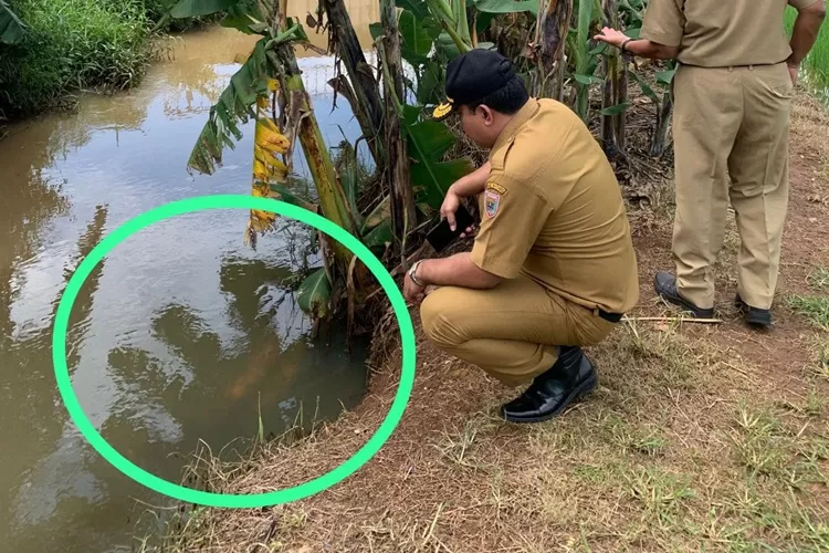 Kepala Dinas Lingkungan Hidup Kabupaten Batang, A Handy Hakim saatmelakukan tinjauan lapangan di pembuangan limbah atau outlet Sukoreintex yang ada di dukuh Ngruga.  (istimewa)