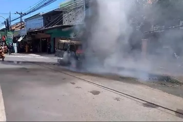 Petugas pemadam kebakaran Kota Pekalongan berupaya memadamkan angkot yang terbakar. (Muslihun/Kontributor Batang)