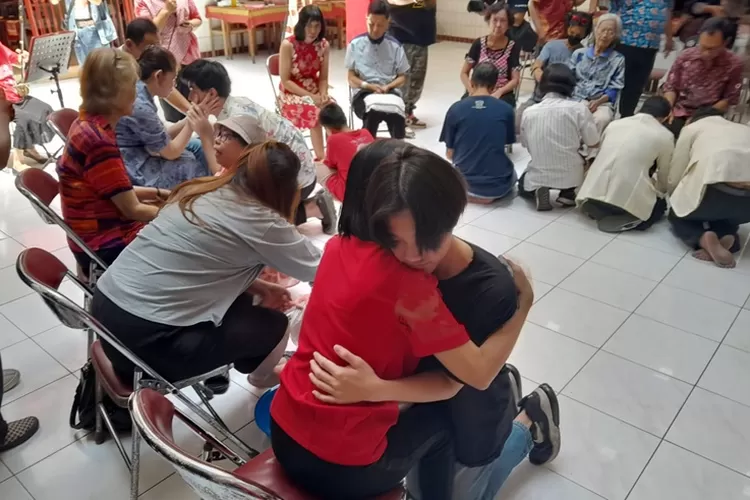 Tangis haru mewarnai ritual basuh kaki jelang Imlek yang dilakukan oleh masyarakar Tionghoa di Pecinan Semarang.  (Ayosemarang.com/ Audrian Firhannusa)
