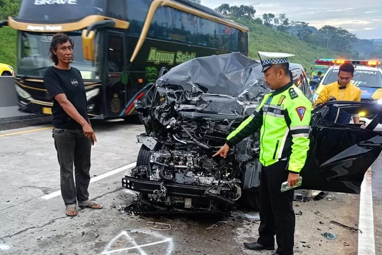 Polisi saat menunjukan lokasi kecelakaan maut di Tol Semarang-Solo.  (Istimewa)