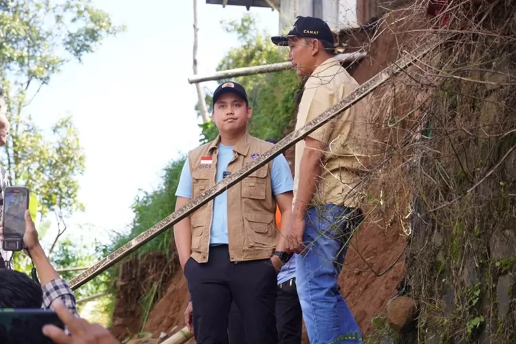 Bupati Kendal menyerahkan bantuan kepada korban longsor di Desa Blumah Plantungan Kamis 8 Februari 2024.  (Edi Prayitno/ kontributor Kendal)
