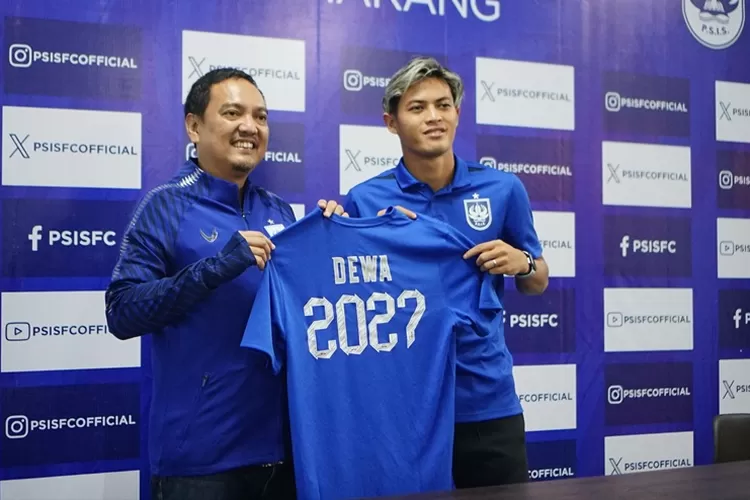 CEO PSIS Semarang Yoyok Sukawi saat bersama Dewangga dalam jumpa pers perpanjangan kontrak. Dewa dikontrak sampai 2027.  (PSIS)