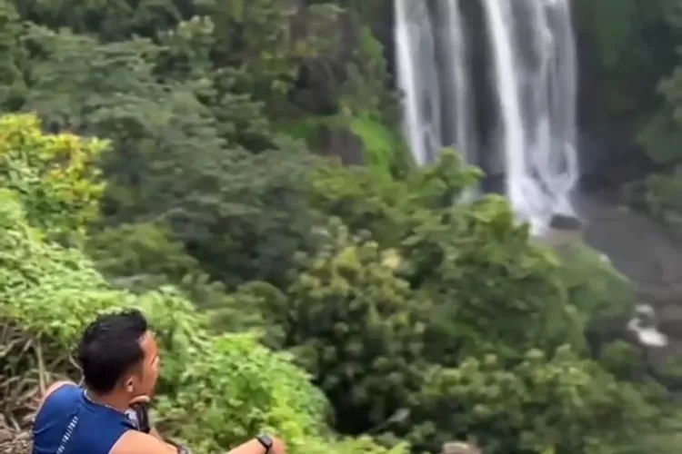 Wisatawan menikmati keindahan air terjun di DTW Curug Sewu. (Edi Prayitno/ kontributor Kendal)