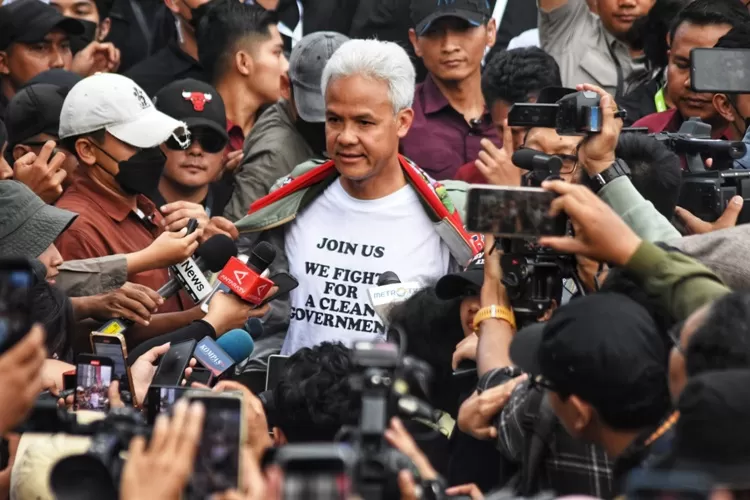 Capres 03, Ganjar Pranowo saat memamerkan kaos yang dipakai oleh Dono Warkop saat dikepung tentara.  (Ayosemarang.com/ Audrian Firhannusa)