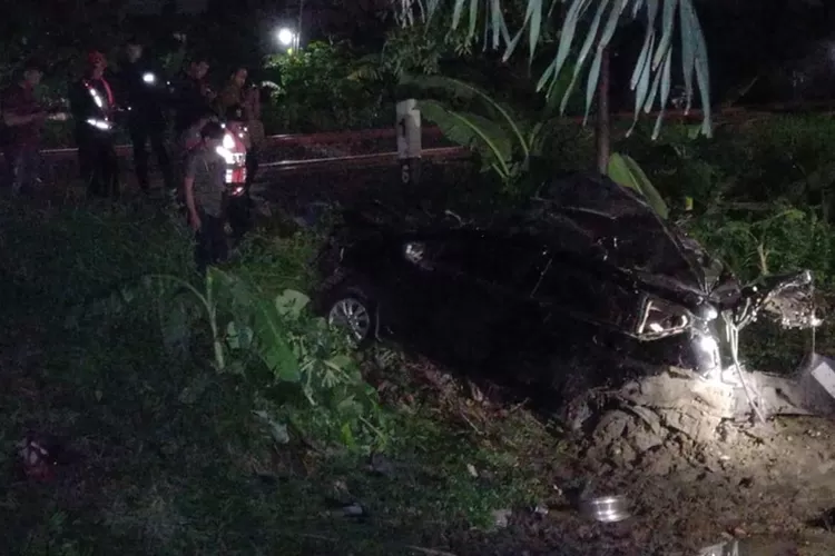 Bentuk mobil yang tertabrak kereta di Alastua Semarang. Meskipun terseret 20 meter namun pengemudi mobil masih hidup. (Istimewa)