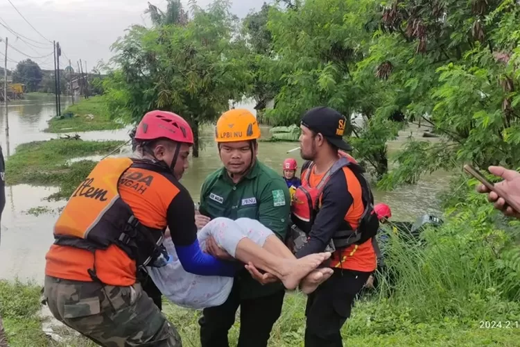 Anggota LPBI PCNU Kendal ikut mengevakuasi korban banjir di Demak dan Kudus.  (Edi Prayitno/ Kontributor Kendal)