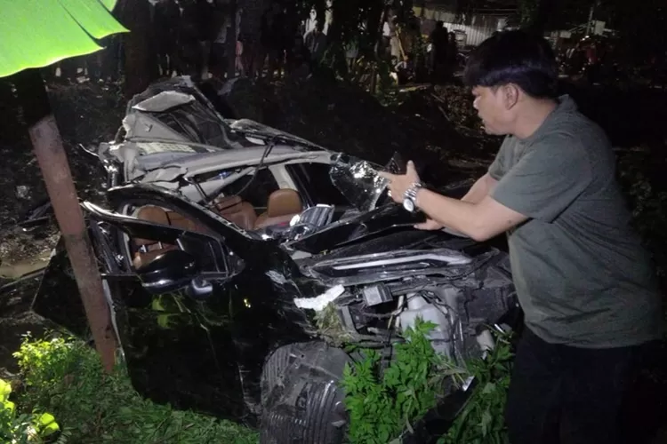 Mobil yang tertabrak kereta di Alastua Semarang. Awalnya mobil tersebut mengikuti google maps.  (Istimewa)