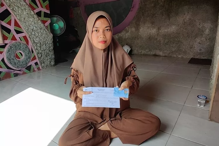 Q saat menunjukan KTP dan daftar pemilih tetap Pemilu 2024.  (Muslihun/Kontributor Batang)