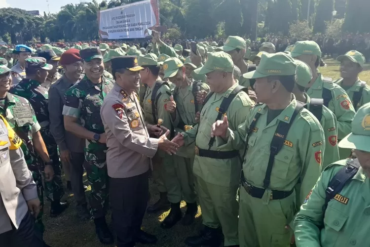 Kapolda Jateng Irjen Pol Ahmad Luthfi saat menyapa anggota Linmas KPPS. Luthfi kerahkan petugas untuk distribusi kotak suara.  (Ayosemarang.com/ Audrian Firhannusa)