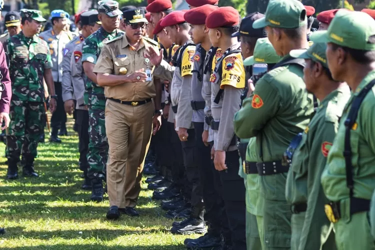 Pj Gubernur Jateng Nana Sudjana saat menyapa petugas pengamanan pemilu dari polisi maupun Linmas di Simpang Lima Semarang.  (Ayosemarang.com/ Audrian Firhannusa)