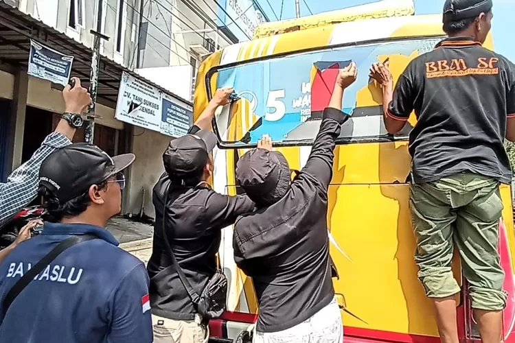 Dibantu satlantas dan Dishub Kendal, Bawaslu copot stiker alat peraga kampanye di angkutan umum Selasa 13 Februari 2024.  (Edi Prayitno/ kontributor Kendal)