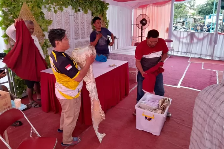 Suasana persiapan TPS 11 di Lempongsari. Ganjar Pranowo direncanakan akan mencoblos di sini.  (Ayosemarang.com/ Audrian Firhannusa)