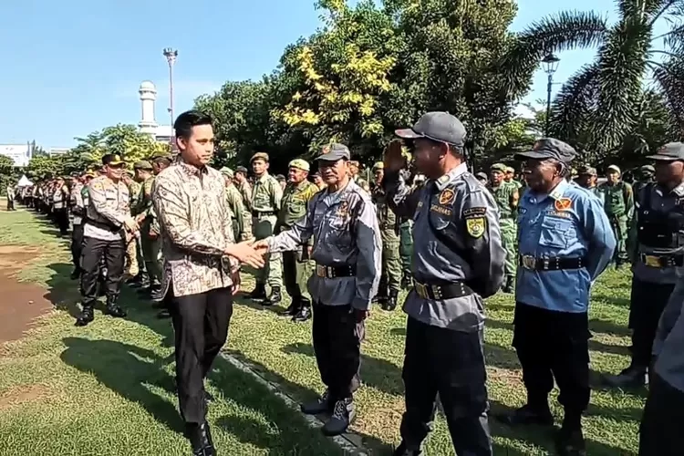 Bupati Kendal saat apel pergeseran personil pengamanan TPS Selasa 13 Februari 2024.  (Edi Prayitno/kontributor Kendal)