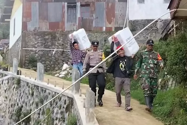 Sejumlah petugas juru angkut mengangkat logistik menuju Kantor Desa Pranten, Kecamatan Bawang, Kabupaten Batang.  (Muslihun/Kontributor Batang)