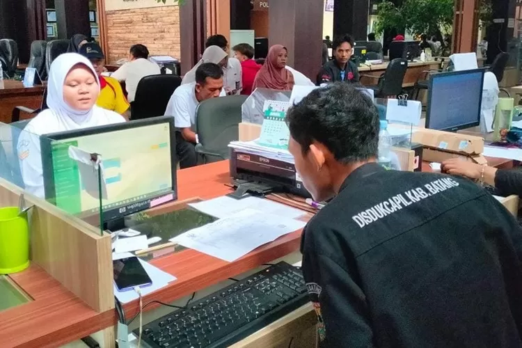 Para pelajar di Batang melakukan perekaman KTP Elektronik  di MPP Batang menjelang pemungutan suara.  (Muslihun/Kontributor Batang)