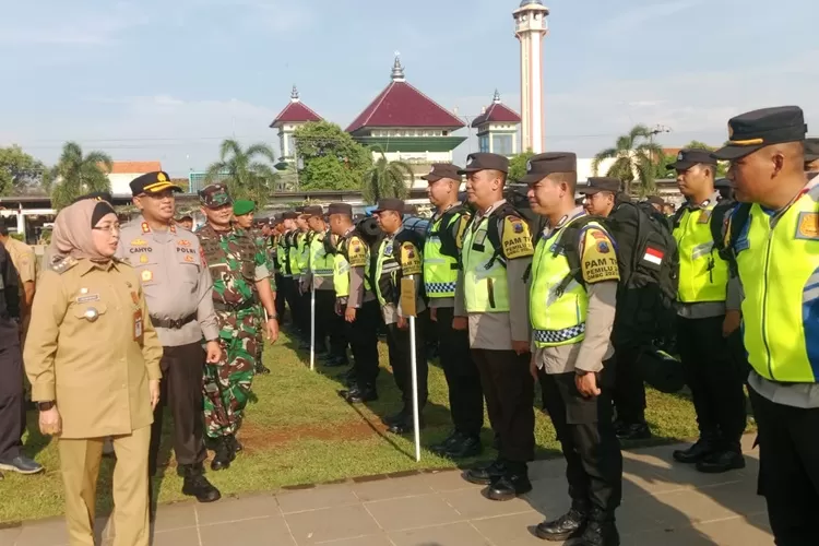 Pj Bupati Batang Lani Dwi Rejek bersama Forkopomda cek kesiapan pasukan kemanan di Apel Pergeseran Petugas Pengamanan Pemilu 2024 di Alun - alun Batang.  (Muslihun /Kontributor Batang)