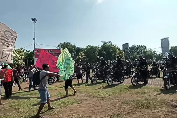 Simulasi kerusuhan saat pencoblosan yang digelar personel gabungan TNI-Polri usai apel pergeseran pengamanan TPS Selasa 13 Februari 2024.  (Edi Prayitno/Kontributor Kendal)