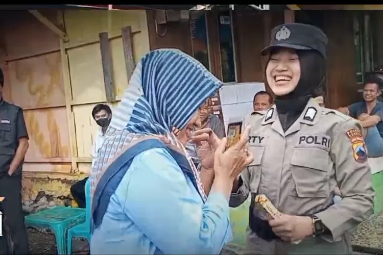 Srikandi Polres Kendal memberikan cokelat kepada warga yang sudah menggunakan hak pilihnya.  (Edi Prayitno/kontributor Kendal)