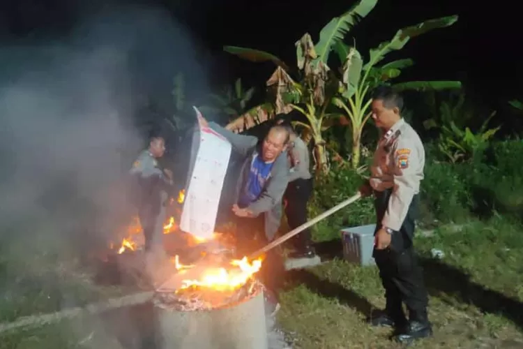 Pemusnahan surat suara yang rusak di gudang KPU Kendal di Wisma Haji, Selasa 13 Februari 2024 malam.  (Edi Prayitno/ kontributor Kendal)