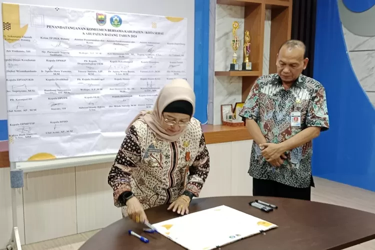 Penandatanganan komtemen Pj Bupati Batang LaninDwi Rejeki yang disusul oleh kepala OPD terkait.  (Muslihun/Kontributor Batang)