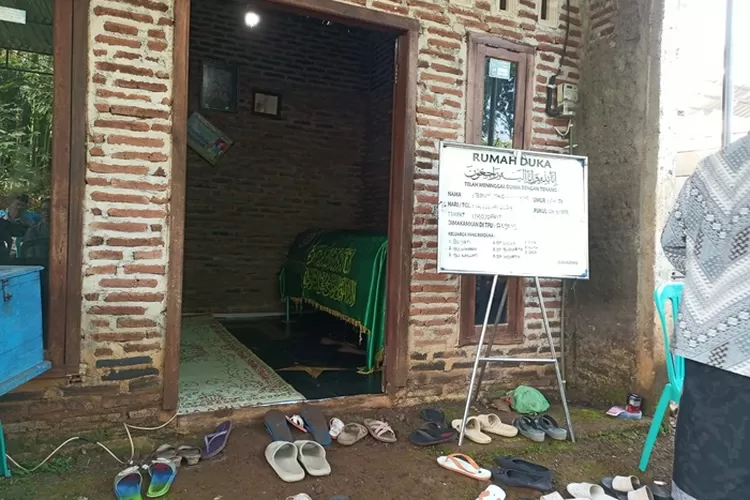 Suasana rumah duka anggota KPPS Desa Curugsewu Patean Kendal yang meninggal dunia.  (Edi Prayitno/ kontributor Kendal)