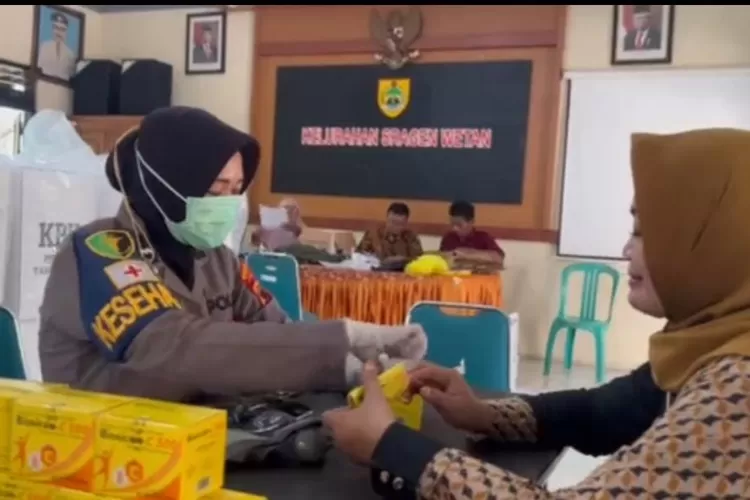 Salah satu layanan kesehatan oleh Polda Jateng kepada petugas KPPS.  (Humas Polda)