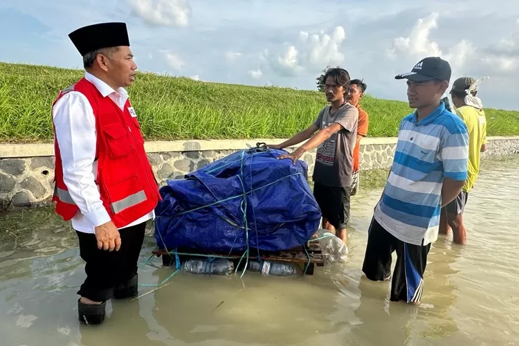 Rektor USM Banjir-banjiran Tinjau Langsung Relawan Mahasiswa Bantu Banjir Demak