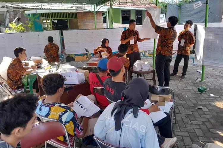 Salah satu kerja TPS pada Pemilu 2024 lalu. Bawaslu Jateng usulkan pemungutan suara ulang di 22 TPS.  (Ayosemarang.com/ Audrian Firhannusa)