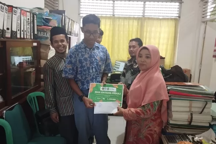 MAN Batang menyerahkan donasi dari penggalangan dana untuk membantu warga yang terdampak banjir di Kabupaten Demak dan sekitarnya.  (istimewa)