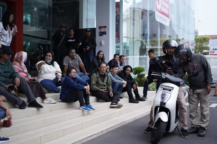 Jurnalis Semarang saat mengikuti test drive motor terbaru Honda EM1 e:. Kegiatan ini digelar oleh Astra Motor Jateng dalam rangka Hari Pers Nasional.  (Honda)