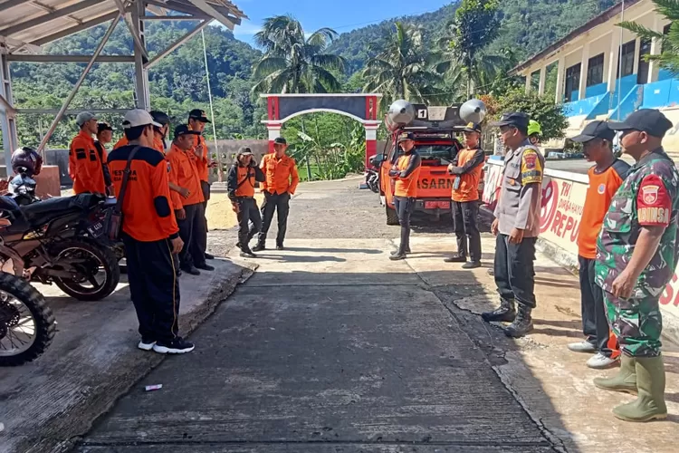 Tim SAR melakukan pencarian warga Cening Singorojo yang hilang saat pergi ke ladang.  (edi prayitno/kontributor Kendal)