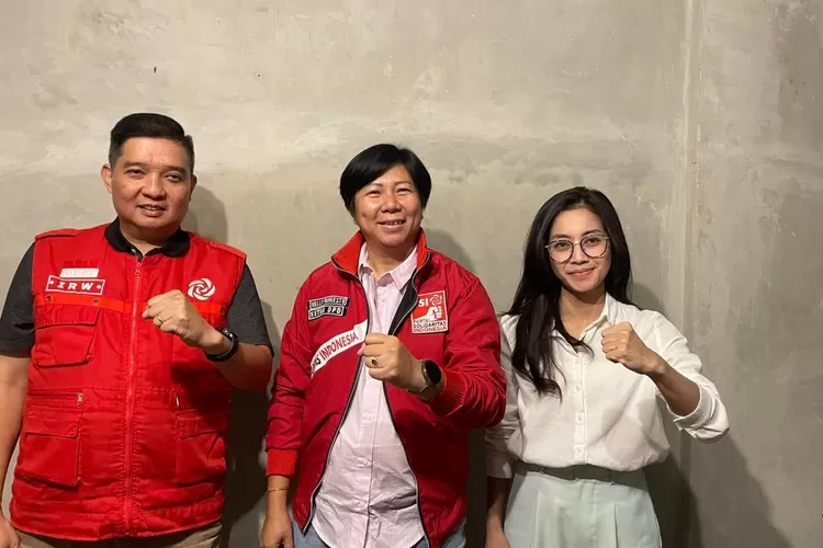 Ketua DPD Partai Solidaritas Indonesia (PSI) Kota Semarang Melly Pangestu  (tengah) bersama caleg PSI Kota Semarang. (arri widiarto)