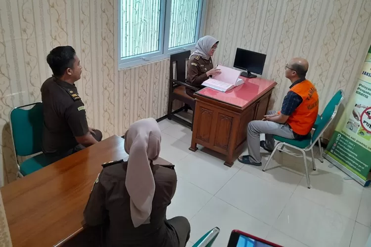 Tersangka korupsi di Bank Jateng berinisial ABP saat melakukan proses tahapan hukum di Kejari Semarang. Tersangka hobi belanja barang branded.  (Ayosemarang.com/ Audrian Firhannusa)