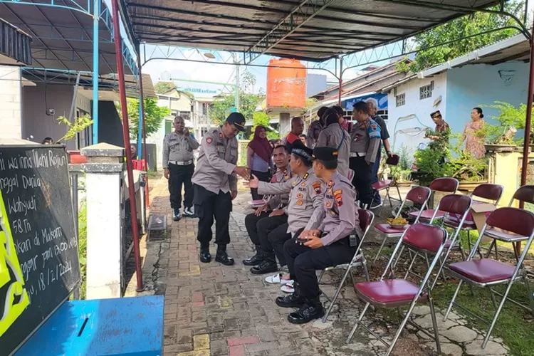 Suasana rumah duka polisi di Semarang yang meninggal dunia diduga kelalahan jaga Pemilu 2024.  (Istimewa)