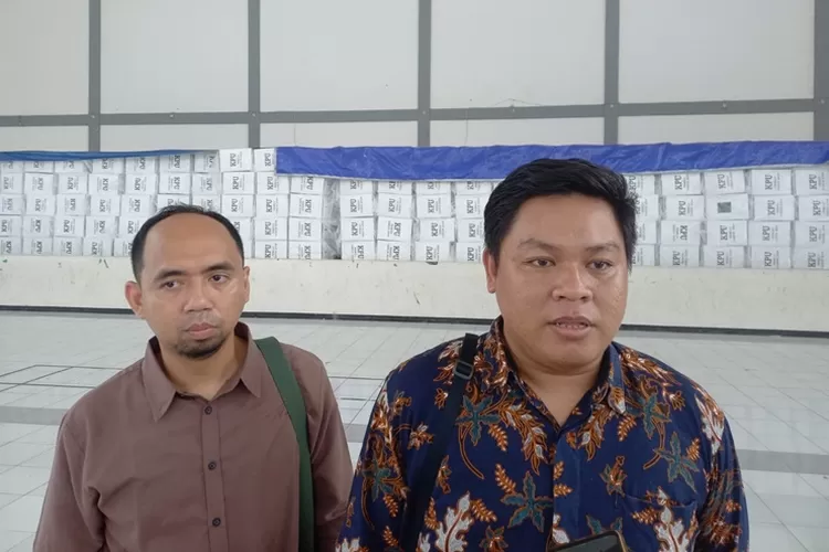 Ketua KPU Kendal Khasanudin menanggapi nama-nama caleg Kendal yang tersebar di medsos. (edi prayitno/kontributor kendal)