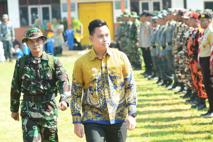 Bupati Kendal mengecek pasukan yang terlibat dalam TMMD Sengkuyung tahap I tahun 2024 di Desa Kertosari Selasa 20 Februari 2024.  (Edi Prayitno / kontributor Kendal)