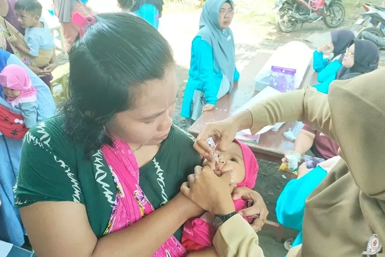 Petugas Puskesmas Batang lakukan vakasinasi polio.  (Muslihun/Kontributor Batang)