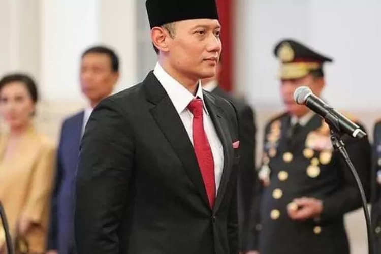 Presiden Joko Widodo (Jokowi) resmi melantik Ketua Umum DPP Partai Demokrat, Agus Harimurti Yudhoyono (AHY) sebagai Menteri Agraria dan Tata Ruang/Kepala Badan Pertanahan Nasional (BPN) di Istana Negara, Jakarta Pusat, Rabu 21 Februari 2024 (ist)