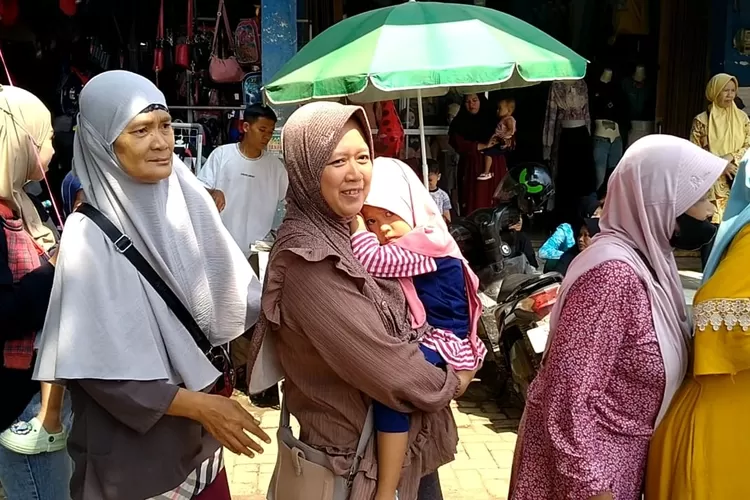 Antrian warga membeli beras murah.  (Muslihun kontributor Batang)