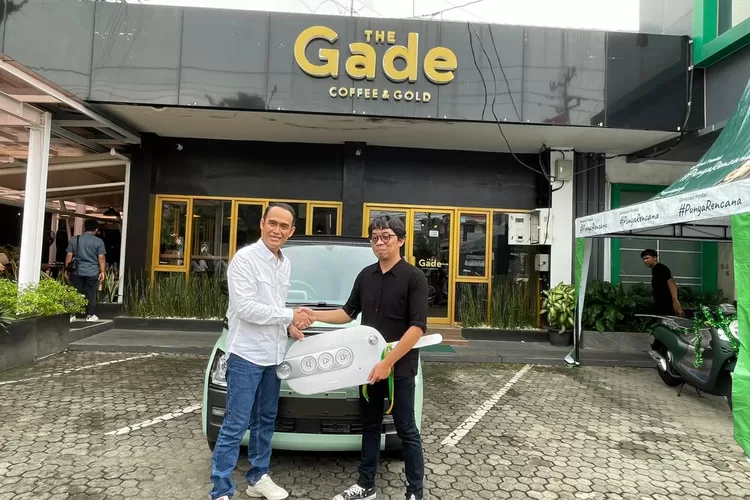 Pemimpin PT Pegadaian Kanwil XI Semarang, Edy Purwanto menyerahkan  hadiah utama undian Pegadaian Poin periode II tahun 2023 berupa mobil listrik di The Gade Coffe &amp; Gold, Jalan Imam Bonjol Semarang, Jumat 23 Februari 2024. (dok Pegadaian.)