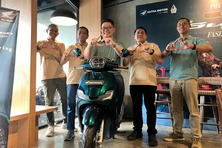 Ronaldo Widjaja selaku Region Head dan jajaran manajemen Astra Motor Jawa Tengah foto bersama saat regional launching New Honda Stylo 160 di Solo, Sabtu 24 Februari 2024. (Arri Widiarto)
