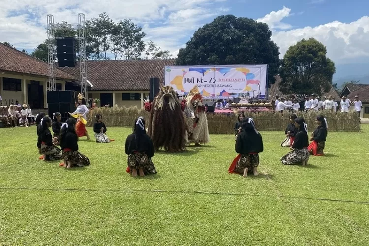 Para pelajar SMPN 3 Bawang menunjukan kebolehan tarinya dalam rangka merayakan Panen Raya P5 (istimewa)