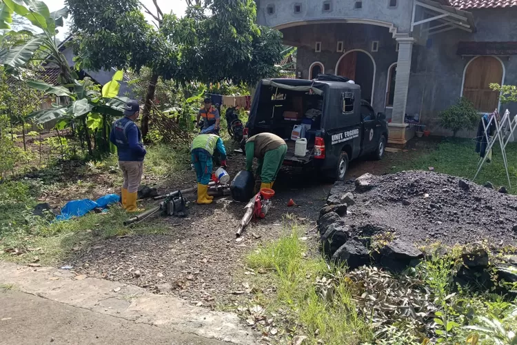 Penyemprotan di lingkungan Desa Sidokumpul Patean Senin 26 Februari 2024.  (Edi Prayitno/kontributor Kendal)