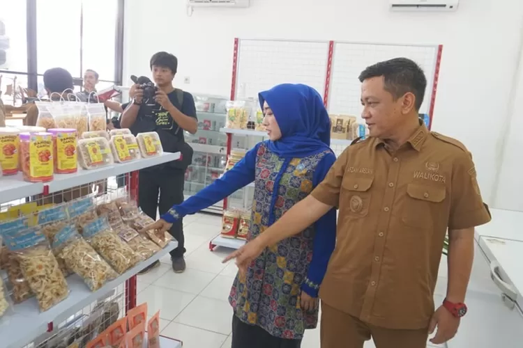 Wali Kota Pekalongan, HA Afzan Arslan Djunaid menghadiri pembukaan Gerai Oleh Oleh Pekalongan